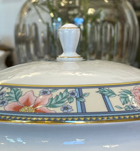 Încarcă imaginea în vizualizatorul Galerie, Recipient/supieră cu capac – Royal Grafton Bone China, cca. anii '70