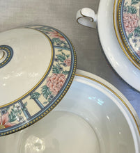 Încarcă imaginea în vizualizatorul Galerie, Recipient/supieră cu capac – Royal Grafton Bone China, cca. anii '70