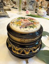 Încarcă imaginea în vizualizatorul Galerie, Casetă vintage pentru bijuterii - Limoges - decorată cu Aur 24K - anii 1930
