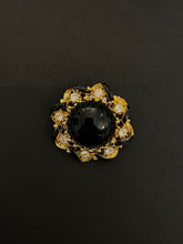 Încarcă imaginea în vizualizatorul Galerie, Broșă vintage cu piatră cabochon și cristale, cca. anii ‘70