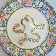 Încarcă imaginea în vizualizatorul Galerie, Colier vintage din perle, cca. anii ’90