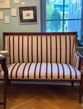 Încarcă imaginea în vizualizatorul Galerie, Canapea vintage din lemn natural, cca. anii ‘50