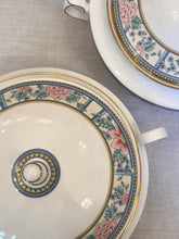 Încarcă imaginea în vizualizatorul Galerie, Recipient/supieră cu capac – Royal Grafton Bone China, cca. anii '70