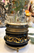 Încarcă imaginea în vizualizatorul Galerie, Casetă vintage pentru bijuterii - Limoges - decorată cu Aur 24K - anii 1930