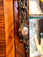 Încarcă imaginea în vizualizatorul Galerie, Vitrină din lemn de mahon, secolul XX
