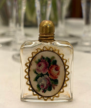 Încarcă imaginea în vizualizatorul Galerie, Sticuta vintage pentru parfum - anii ‘70