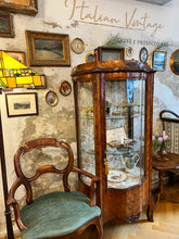 Încarcă imaginea în vizualizatorul Galerie, Vitrină din lemn de mahon, secolul XX