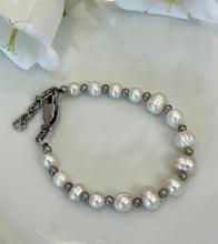 Încarcă imaginea în vizualizatorul Galerie, Brățară vintage cu perle de cultură și argint, cca. anii ‘80