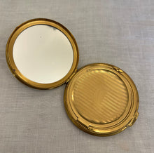 Încarcă imaginea în vizualizatorul Galerie, Pudrieră vintage cu goblen, cca. anii ‘50