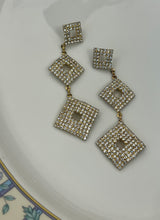 Încarcă imaginea în vizualizatorul Galerie, Cercei vintage lungi cu cristale, cca. anii '80