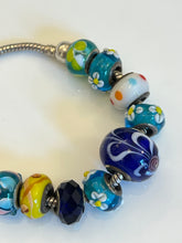 Încarcă imaginea în vizualizatorul Galerie, Brățară Pandora cu talismane din sticlă de Murano