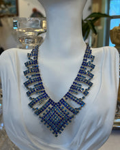 Încarcă imaginea în vizualizatorul Galerie, Colier vintage cu cristale albastre, cca. anii '80