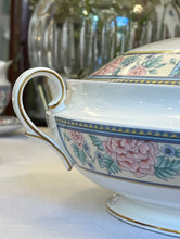 Încarcă imaginea în vizualizatorul Galerie, Recipient/supieră cu capac – Royal Grafton Bone China, cca. anii '70