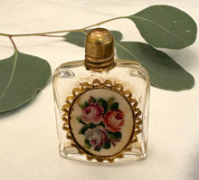 Încarcă imaginea în vizualizatorul Galerie, Sticuta vintage pentru parfum - anii ‘70
