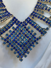 Încarcă imaginea în vizualizatorul Galerie, Colier vintage cu cristale albastre, cca. anii '80