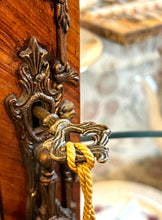 Încarcă imaginea în vizualizatorul Galerie, Vitrină din lemn de mahon, secolul XX