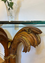 Încarcă imaginea în vizualizatorul Galerie, Consolă vintage din lemn sculptat cu blat din cristal, cca. anii ‘60
