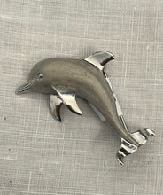 Încarcă imaginea în vizualizatorul Galerie, Broșă vintage delfin, din argint, cca. anii ‘60