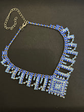 Încarcă imaginea în vizualizatorul Galerie, Colier vintage cu cristale albastre, cca. anii '80