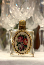 Încarcă imaginea în vizualizatorul Galerie, Sticuta vintage pentru parfum - anii ‘70