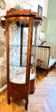 Încarcă imaginea în vizualizatorul Galerie, Vitrină din lemn de mahon, secolul XX