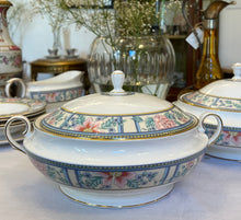 Încarcă imaginea în vizualizatorul Galerie, Recipient/supieră cu capac – Royal Grafton Bone China, cca. anii '70