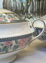 Încarcă imaginea în vizualizatorul Galerie, Recipient/supieră cu capac – Royal Grafton Bone China, cca. anii '70