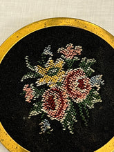 Încarcă imaginea în vizualizatorul Galerie, Pudrieră vintage cu goblen, cca. anii ‘50
