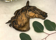 Încarcă imaginea în vizualizatorul Galerie, Scrumieră vintage din bronz - anii 1950
