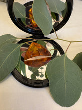 Încarcă imaginea în vizualizatorul Galerie, Brosa maxi chihlimbar - anii ‘50
