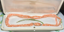 Încarcă imaginea în vizualizatorul Galerie, Colier vintage din coral cu rozeta sculptata
