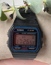 Încarcă imaginea în vizualizatorul Galerie, Ceas retro Casio
