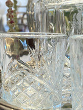 Încarcă imaginea în vizualizatorul Galerie, Set vintage din cristal, carafă gravată și 4 pahare, anii 1998
