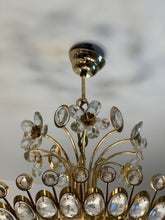 Încarcă imaginea în vizualizatorul Galerie, Candelabru vintage din bronz și cristale, cca. anii ‘70
