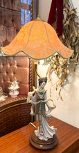 Încarcă imaginea în vizualizatorul Galerie, Veioză vintage cu figurină japoneză, Auro Belcari
