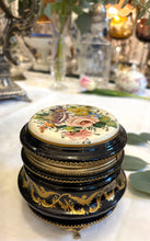 Încarcă imaginea în vizualizatorul Galerie, Casetă vintage pentru bijuterii - Limoges - decorată cu Aur 24K - anii 1930
