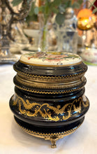 Încarcă imaginea în vizualizatorul Galerie, Casetă vintage pentru bijuterii - Limoges - decorată cu Aur 24K - anii 1930
