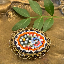 Încarcă imaginea în vizualizatorul Galerie, Brosa vintage din micromosaic - anii ‘70
