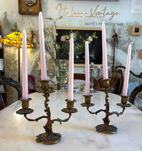 Încarcă imaginea în vizualizatorul Galerie, Set 2 sfesnice vintage din bronz - 1890
