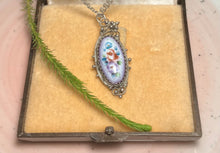 Încarcă imaginea în vizualizatorul Galerie, Colier vintage argintat cu portelan
