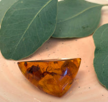 Încarcă imaginea în vizualizatorul Galerie, Brosa maxi chihlimbar - anii ‘50
