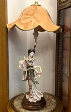 Încarcă imaginea în vizualizatorul Galerie, Veioză vintage cu figurină japoneză, Auro Belcari
