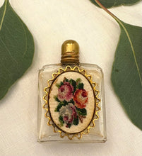 Încarcă imaginea în vizualizatorul Galerie, Sticuta vintage pentru parfum - anii ‘70
