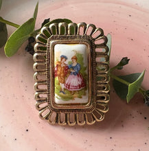 Încarcă imaginea în vizualizatorul Galerie, Brosa vintage anii ‘60 din portelan
