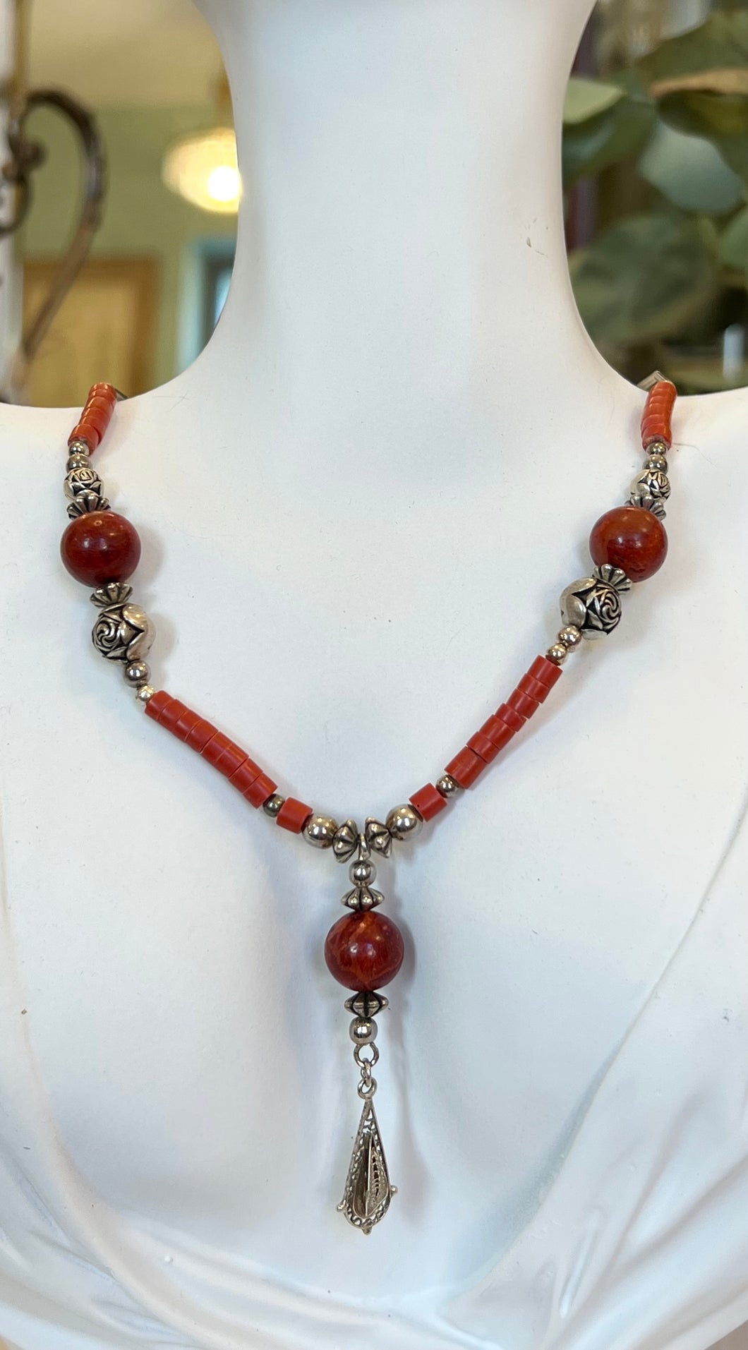 Colier vintage din argint 925 și coral, cca. anii ‘60