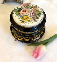 Încarcă imaginea în vizualizatorul Galerie, Casetă vintage pentru bijuterii - Limoges - decorată cu Aur 24K - anii 1930
