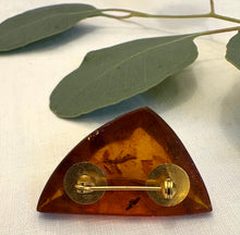 Încarcă imaginea în vizualizatorul Galerie, Brosa maxi chihlimbar - anii ‘50
