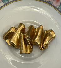 Încarcă imaginea în vizualizatorul Galerie, Broșă vintage sculpturală, cca. anii ‘70, Italia
