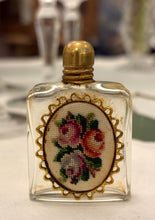 Încarcă imaginea în vizualizatorul Galerie, Sticuta vintage pentru parfum - anii ‘70
