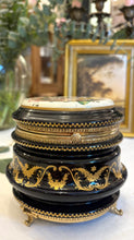 Încarcă imaginea în vizualizatorul Galerie, Casetă vintage pentru bijuterii - Limoges - decorată cu Aur 24K - anii 1930
